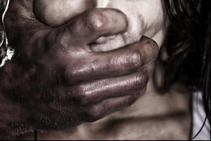 Ex-marido invade casa enquanto mulher dormia com filho caçula, a espanca e tenta estrangulá-la em MT
