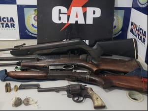 Faccionado que ameaçava moradores é preso com armas  em Santo Antônio do Leverger