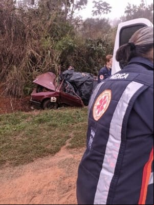 Casal idoso morre após carro sair da pista e bater em barranco na rodovia MT-130