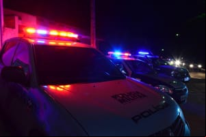 Criminoso é preso após tentar matar três pessoas a tiros e facadas em praça