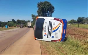 Ônibus com 32 pessoas tomba na rodovia BR-364 em Jaciara e deixa quatro feridos